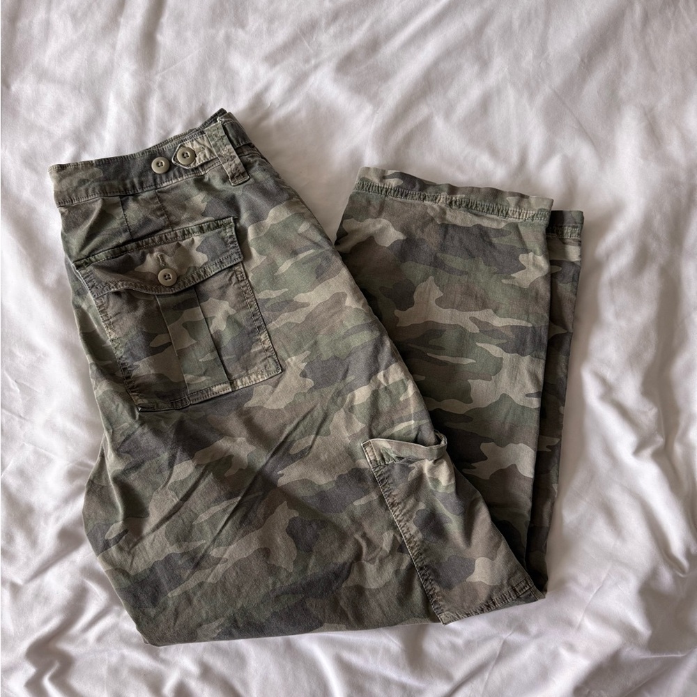 American Eagle Outfitters Green Camouflage Cargo Pants